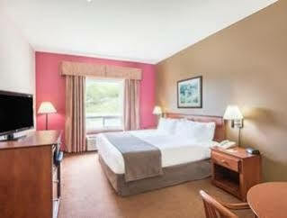 Super 8 By Wyndham St Johns Hotel 2*